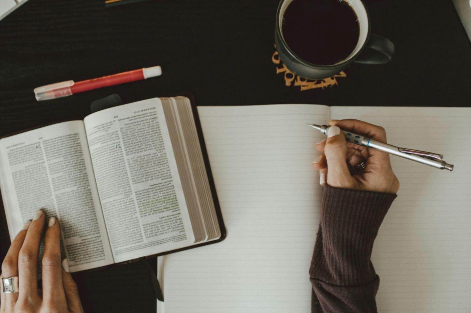 Finanzanalyst arbeitet mit Statistiken und Diagrammen am Computer