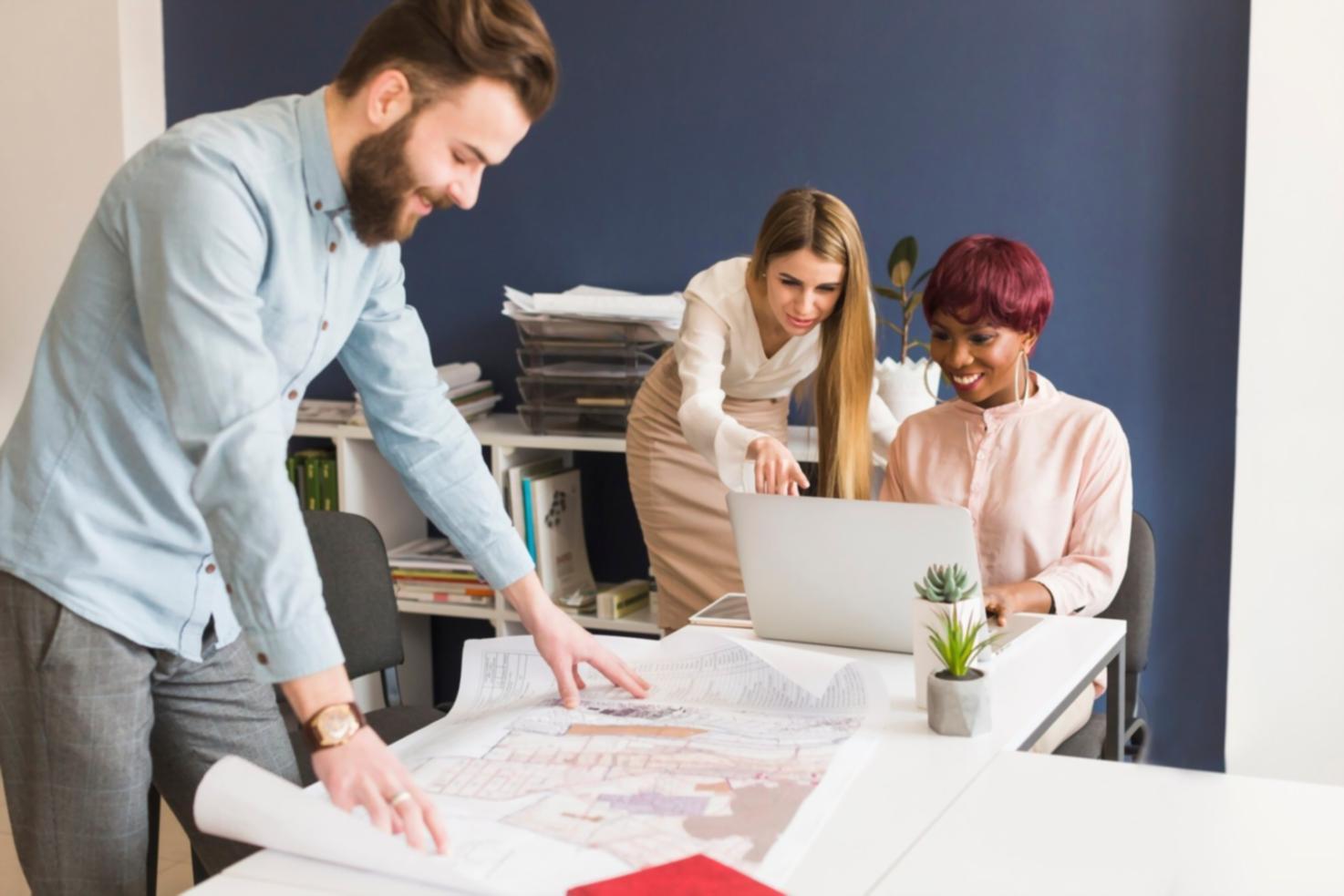 Teamarbeit bei der Analyse von Finanzberichten und Rentabilitätskennzahlen